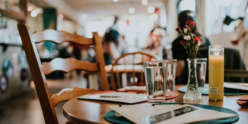 https://marn.com/blog/wp-content/uploads/BLOG_4-simple-ways-maximize-table-turnover-restaurant-1.webp