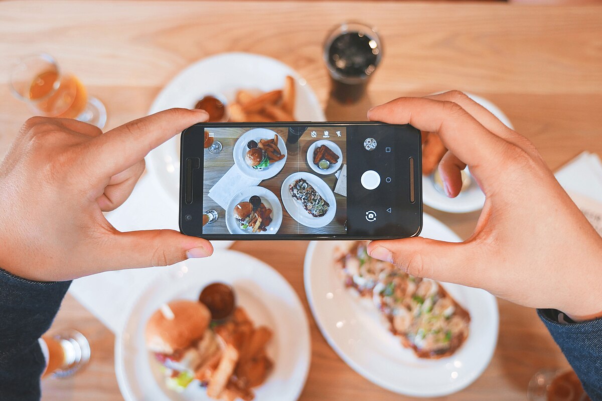 https://marn.com/blog/wp-content/uploads/Person_snapping_food_Unsplash.jpg